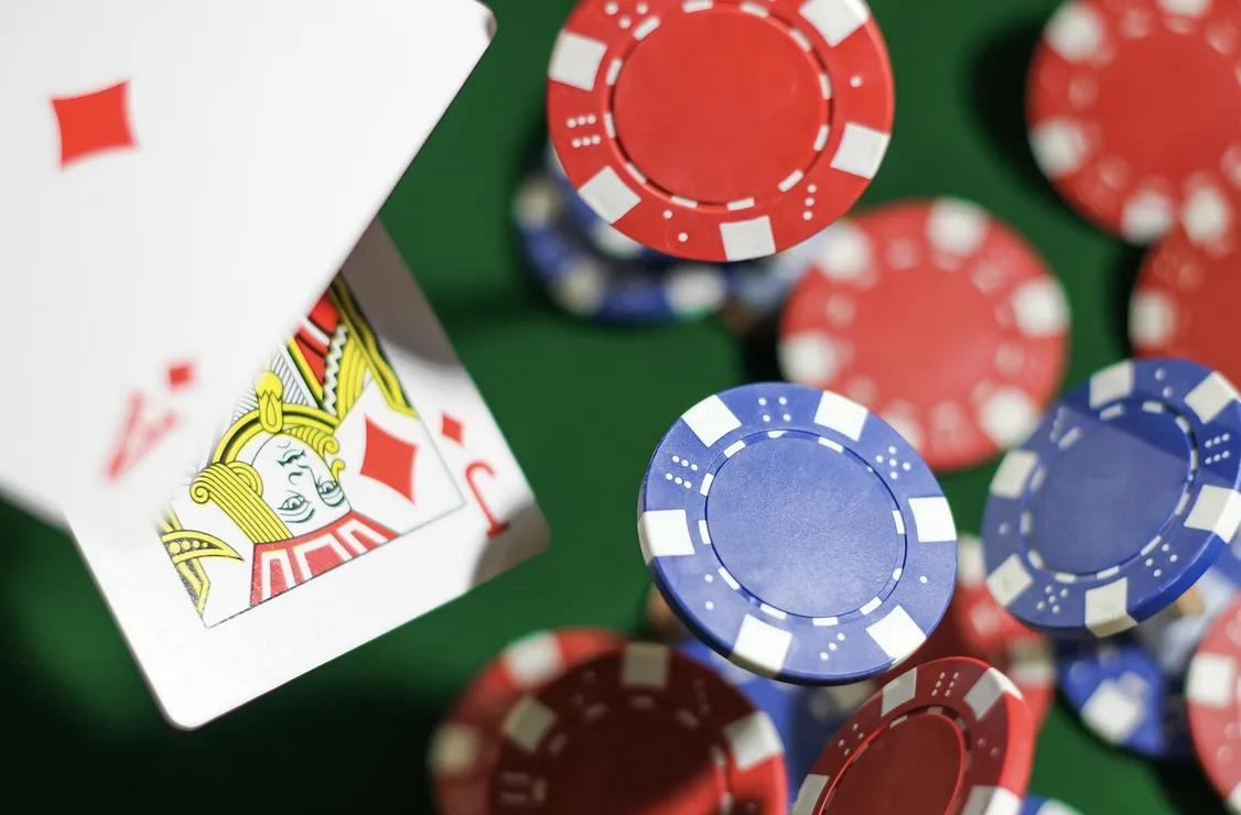 Miksi sosiaalinen blackjack osuu eri tavalla