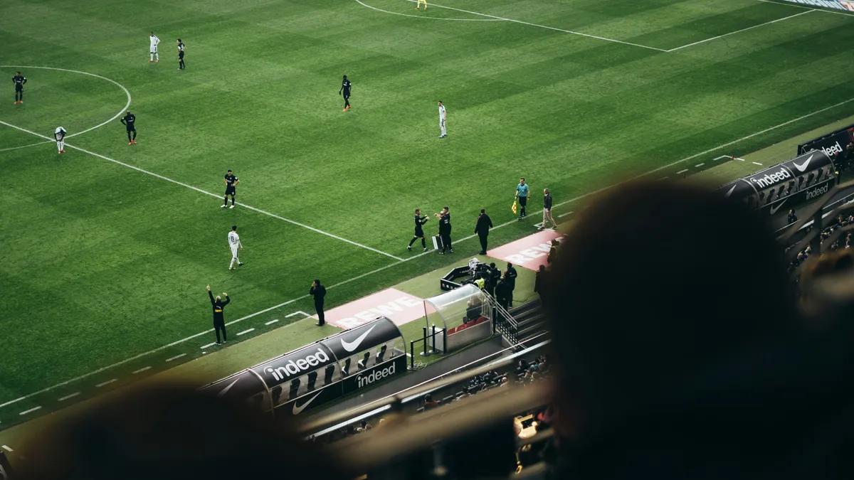 Vedonlyönti jalkapalloon koko kauden ajan Rabona Betillä ja vastaavilla sivustoilla: kuukausittainen opas