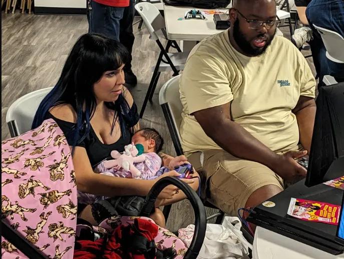 Floridalainen äiti voitti Mortal Kombat -turnauksen piteleessään vastasyntynyttä sylissään