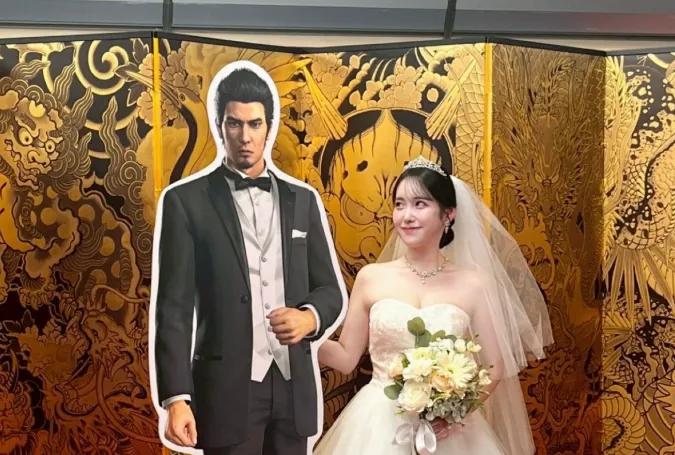 Pahvinen Kazuma Kiryu tulee keskelle Fan-Made häät Tokiossa