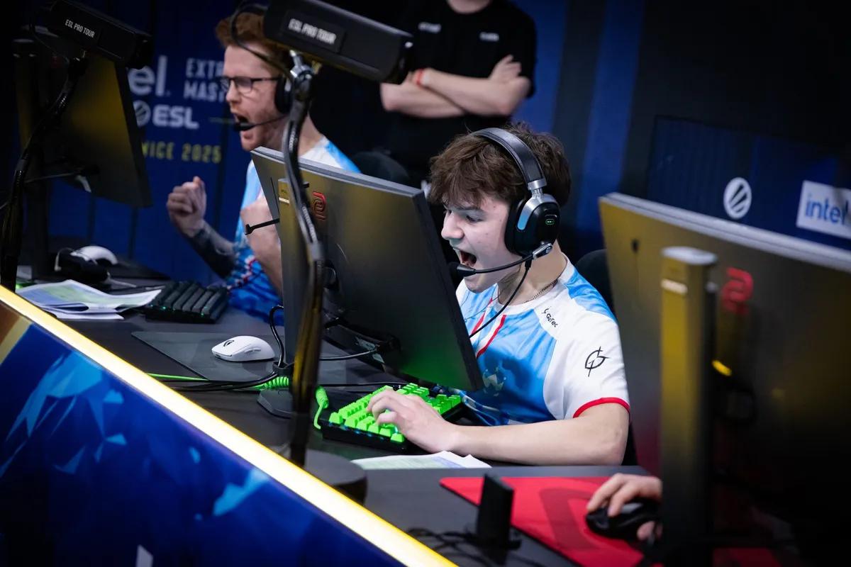 M80 allekirjoittaa JBa:n HexT:n lähdön jälkeen.