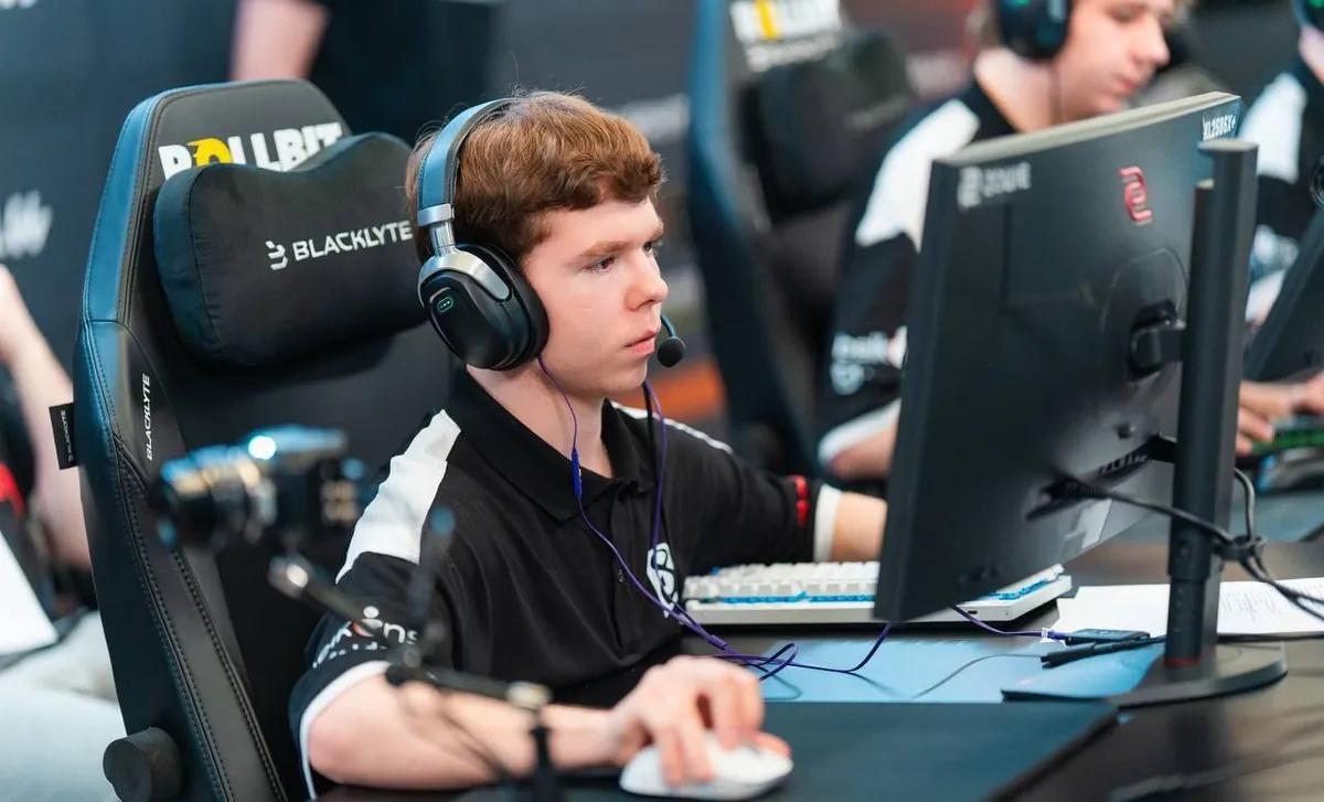 Danyyl "headtr1ck" Valitov jättää B8 - pelaaja siirtolistalle