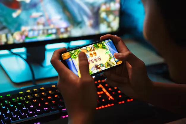 Mobiilipelit vs. työpöytäpelit 2025: Kumpi on parempi?