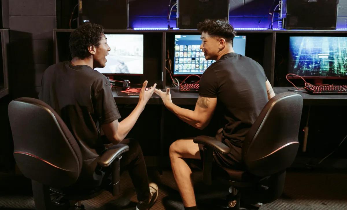 Peliyhteisöt nykyaikaisina tukiryhminä