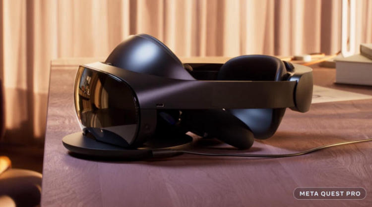 Media kokeili Metan VR-kypärää. Ja pidin siitä. Kuva 1