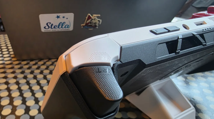 MSI:n Claw A8 BZ2EM laskeutuu kilpailijoiden väliin muuttamatta kenttäsuuntaa 1