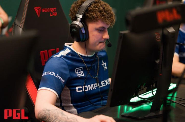 Complexity Gaming harkitsee ampujansa vaihtamista. Kuva 1