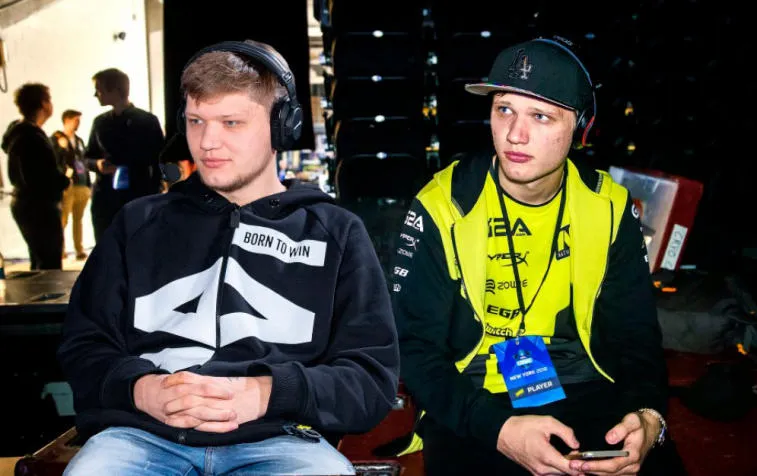 s1mple viettää NAVI-pelien kuudetta vuosipäivää. Kuva 1